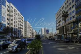 Image du Maroc Professionnelle de  Une des plus importante voie de circulation de Casablanca, L'ancien Boulevard circulaire du premier plan Prost qui limitait la cité blanche dans les année vingt du siècle dernier. Ce Boulevard a été baptisé par le nom de l'un des plus célèbres résistants marocains "Mohamed Zerktouni "qui est né à Casablanca en 1927 dans le quartier Es-Souinia à l'ancienne médina. Vue en direction du centre ville, réalisée le 29 Octobre 2009. (Photo / Abdeljalil Bounhar) 